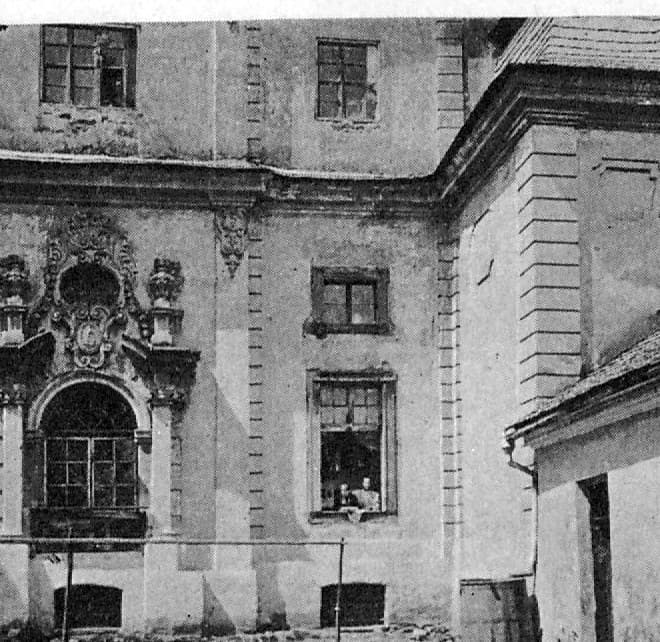 Fasada pałacu letniego Lubomirskich w Rzeszowie z bocznym ryzalitem i ozdobnym portalem, w oknie siedzi dwoje dzieci