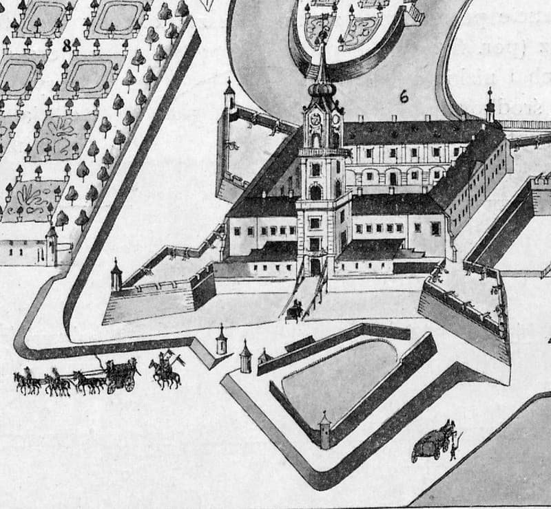 Wycinek planu Wiedemanna z 1762 roku: zamek z bastionami w narożach, fosą, mostem zwodzonym i rawelinem przed wjazdem, przed bramą karety i jeźdźcy
