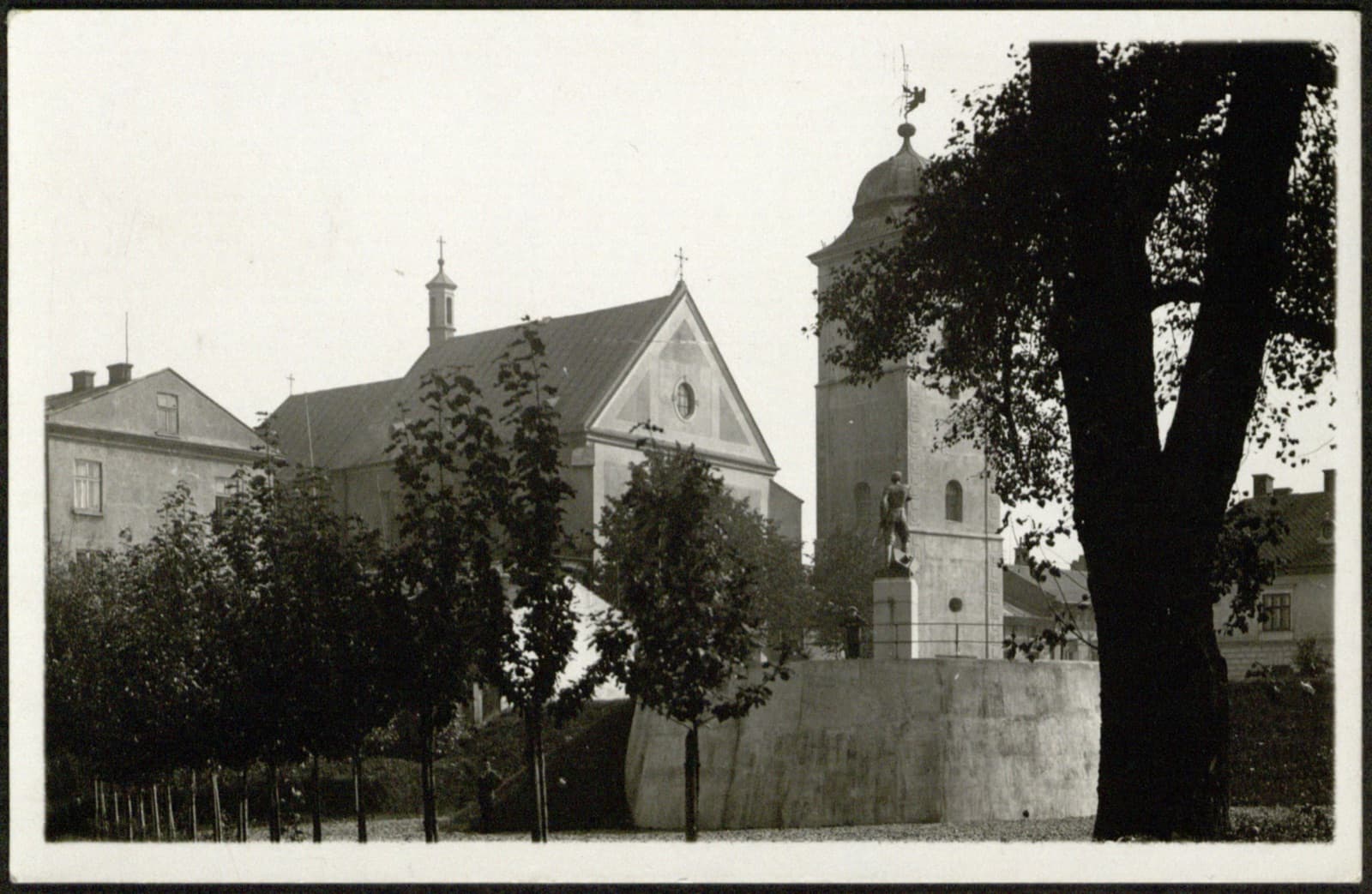 Edward Janusz (Rzeszów) – Plac Farny: pomnik Lisa-Kuli (1932) i fara z dzwonnicą, pocztówka fotograficzna