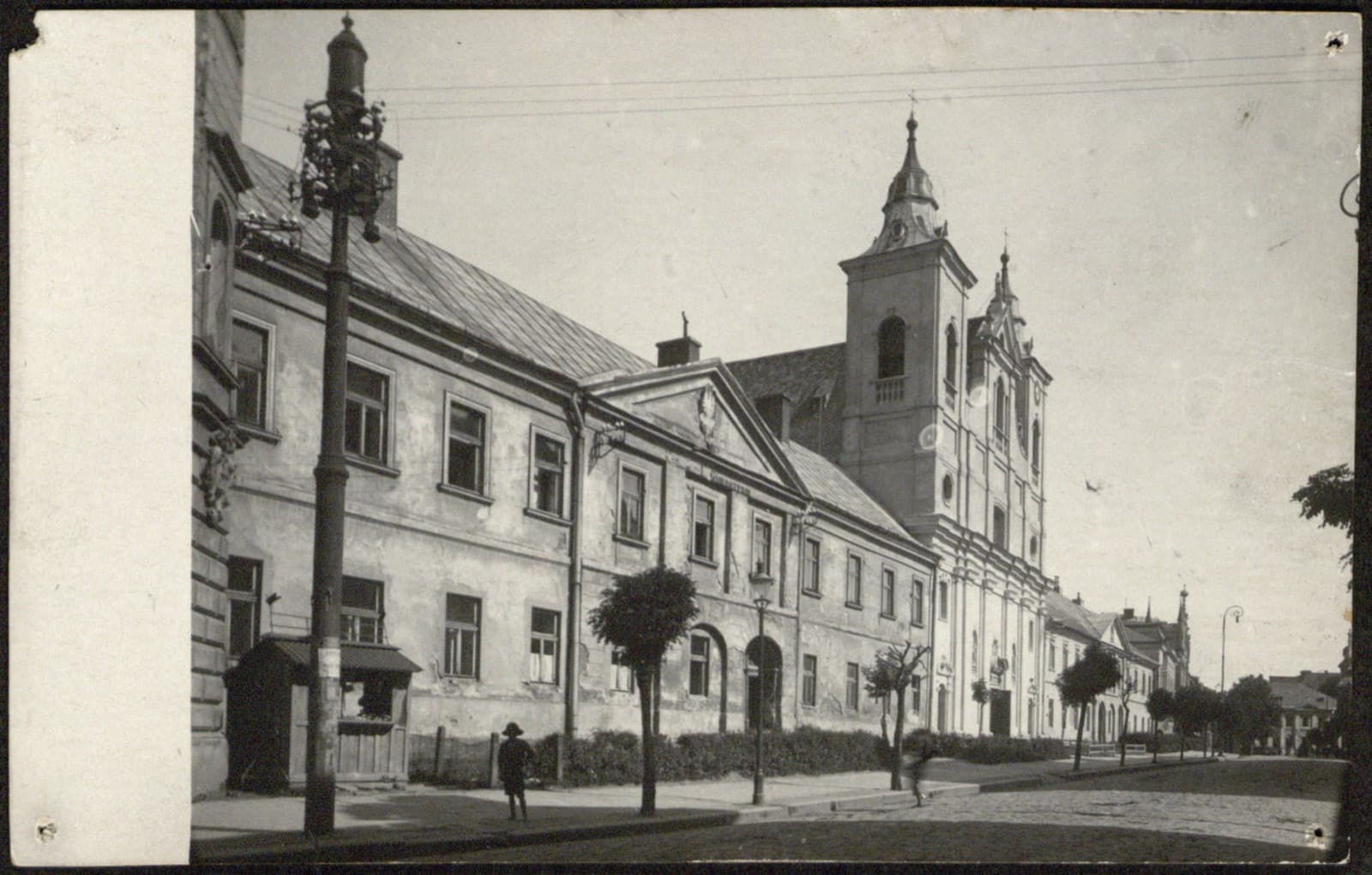 Edward Janusz (Rzeszów) – ul. 3 Maja: gimnazjum (kolegium popijarskie) i kościół Świętego Krzyża, pocztówka fotograficzna