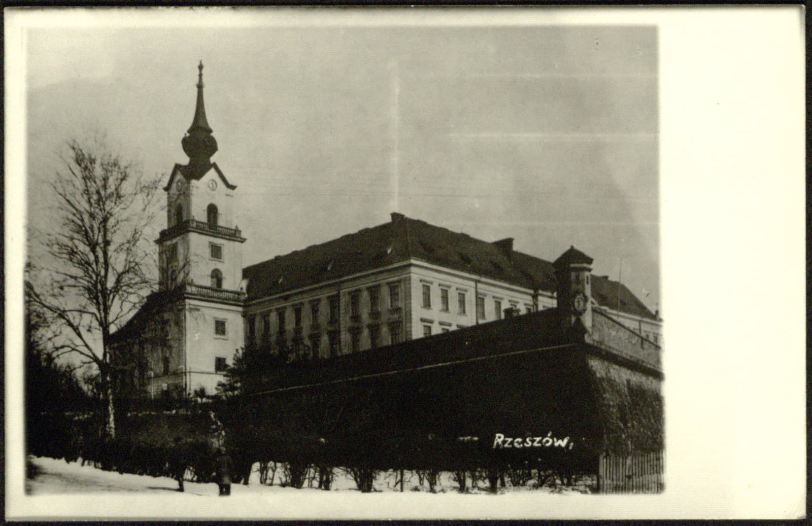 Edward Janusz (Rzeszów) – Zamek Lubomirskich (wieża z hełmem), widok zimowy, pocztówka fotograficzna