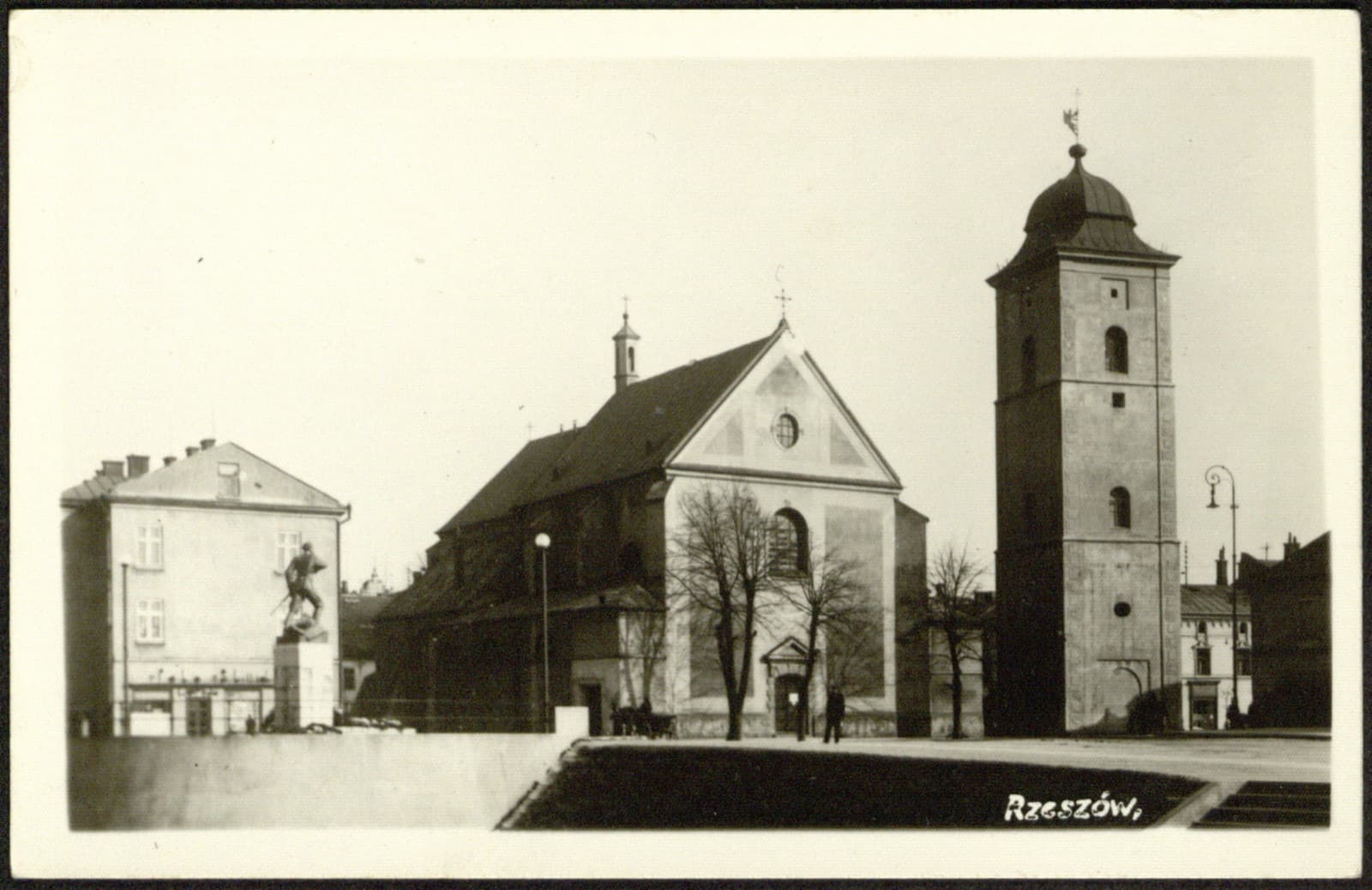Edward Janusz (Rzeszów) – kościół farny z wolnostojącą dzwonnicą i pomnik, pocztówka fotograficzna, międzywojnie