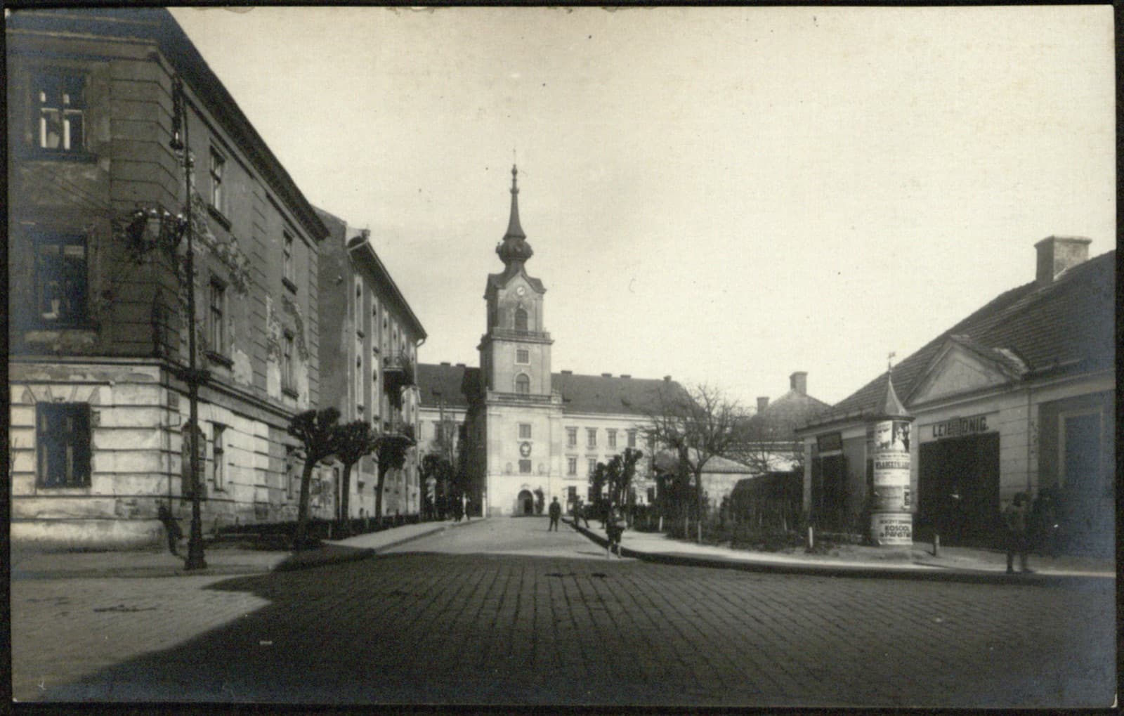 Edward Janusz (Rzeszów) – ulica z widokiem na wieżę Zamku Lubomirskich (żydowski szyld), pocztówka fotograficzna
