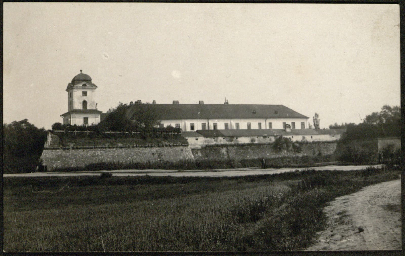 Edward Janusz (Rzeszów) – Zamek Lubomirskich od strony pól, z pawilonem na bastionie, pocztówka fotograficzna