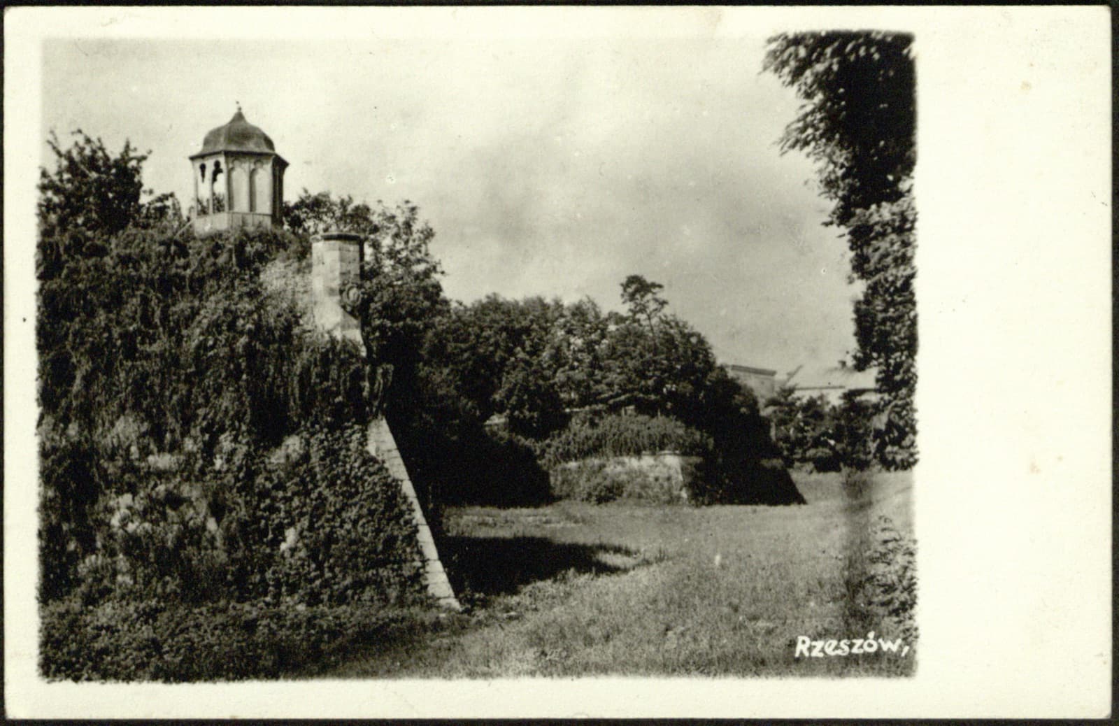 Edward Janusz (Rzeszów) – Zamek Lubomirskich: altana (pawilon ogrodowy) na bastionie, pocztówka fotograficzna