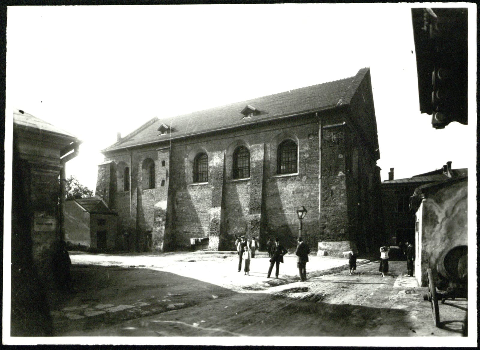 Edward Janusz (Rzeszów) – rzeszowska synagoga (boczna elewacja ze szkarpami) i scena z dzielnicy żydowskiej, fotografia [judaika]