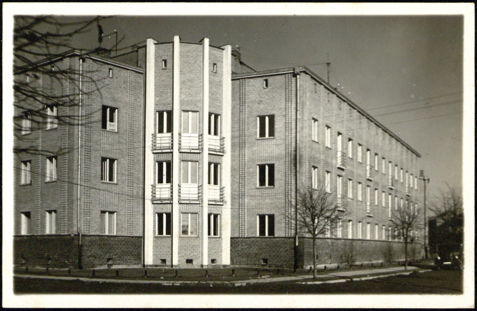 Edward Janusz (Rzeszów) – modernistyczny gmach (funkcjonalizm, lata 30.), pocztówka fotograficzna