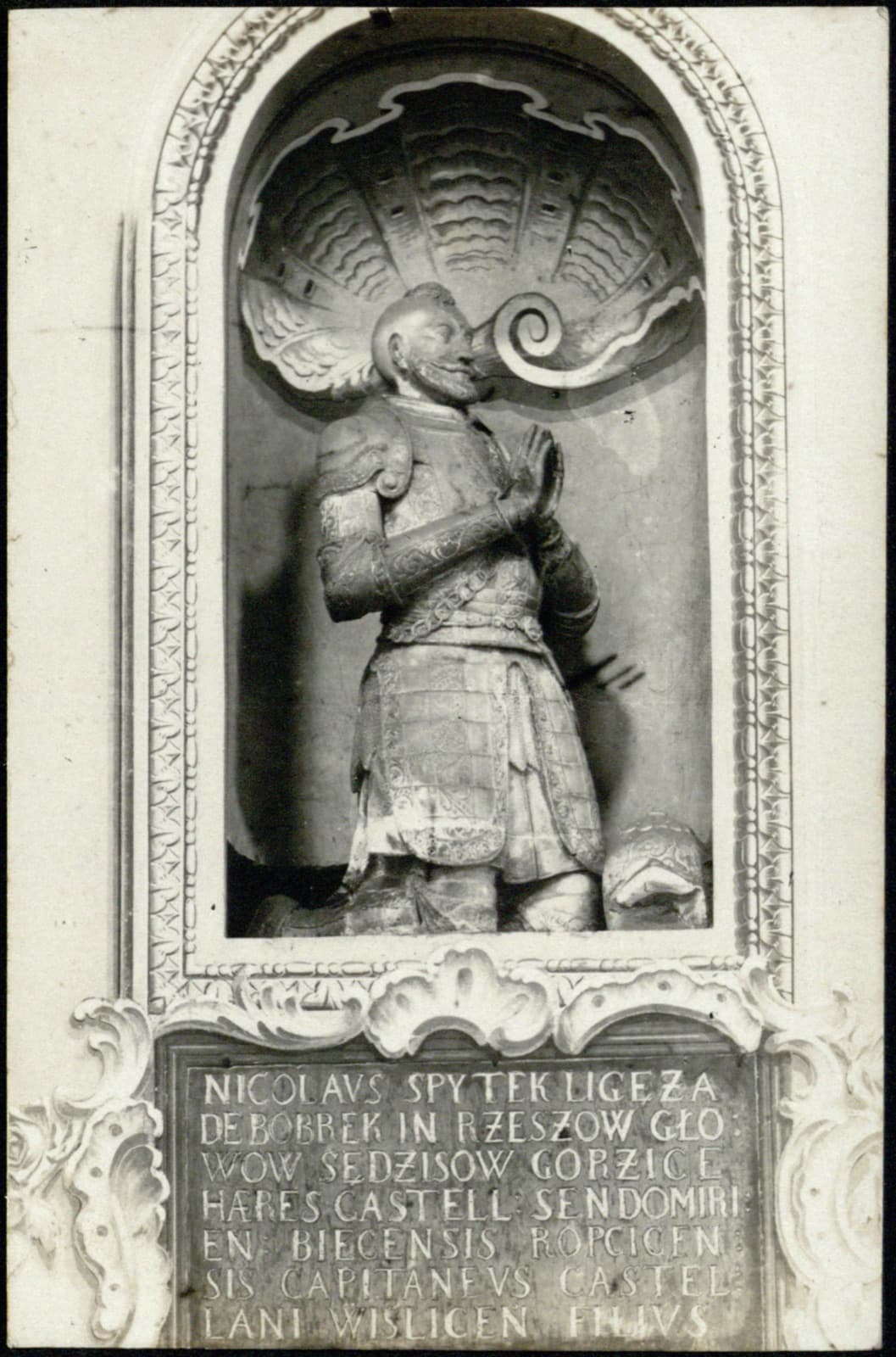 Edward Janusz (Rzeszów) – nagrobek Mikołaja Spytka Ligęzy (alabastrowa figura oranta), kościół Bernardynów, pocztówka fotograficzna