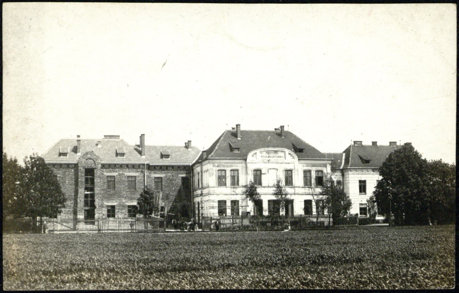 Edward Janusz (Rzeszów) – duży gmach instytucjonalny (prawdop. Szkoła Mleczarska – inne ujęcie), pocztówka fotograficzna