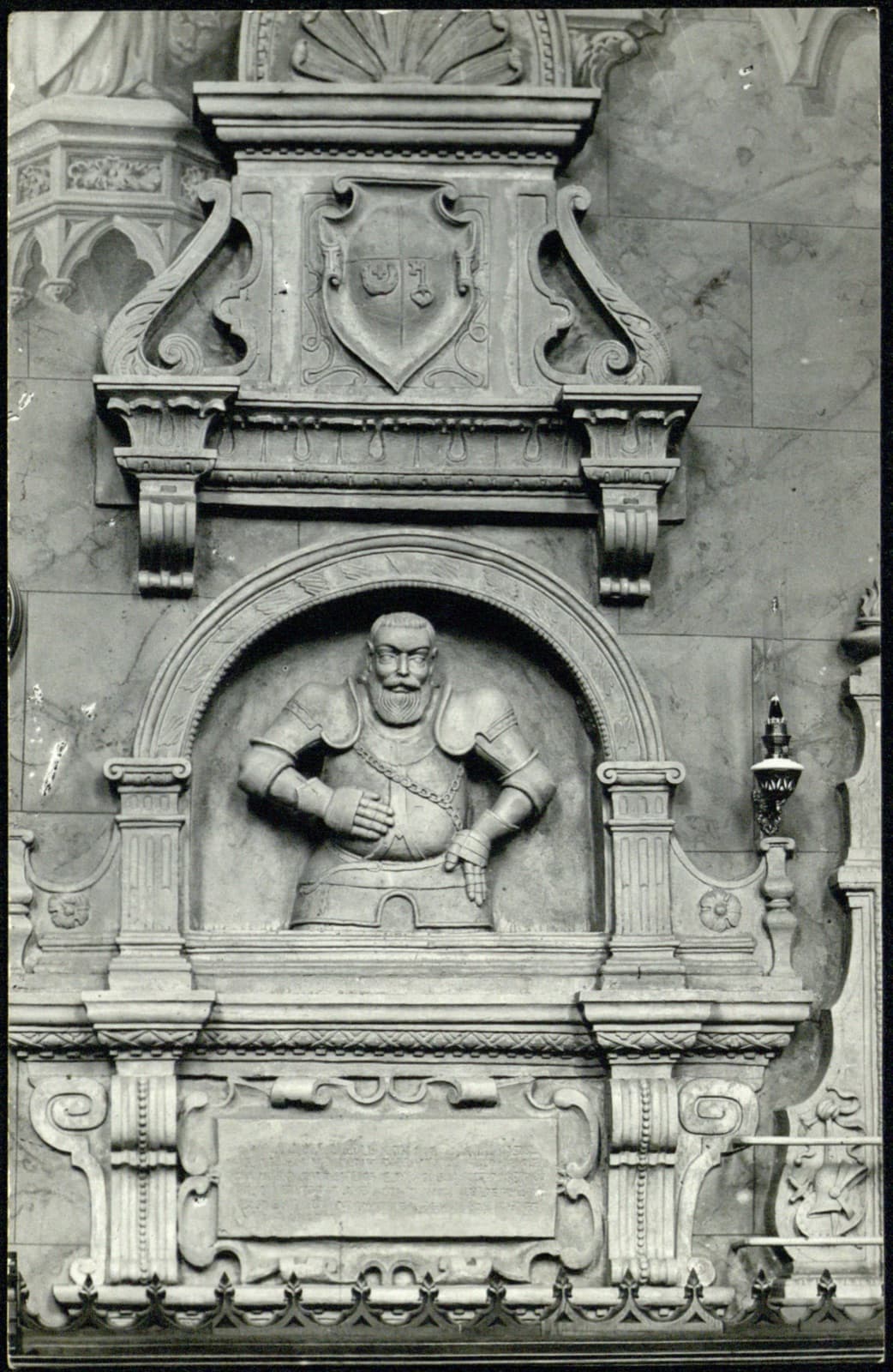 Edward Janusz (Rzeszów) – nagrobek z mauzoleum Ligęzów (alabastrowa figura, popiersie oranta), kościół Bernardynów, pocztówka fotograficzna
