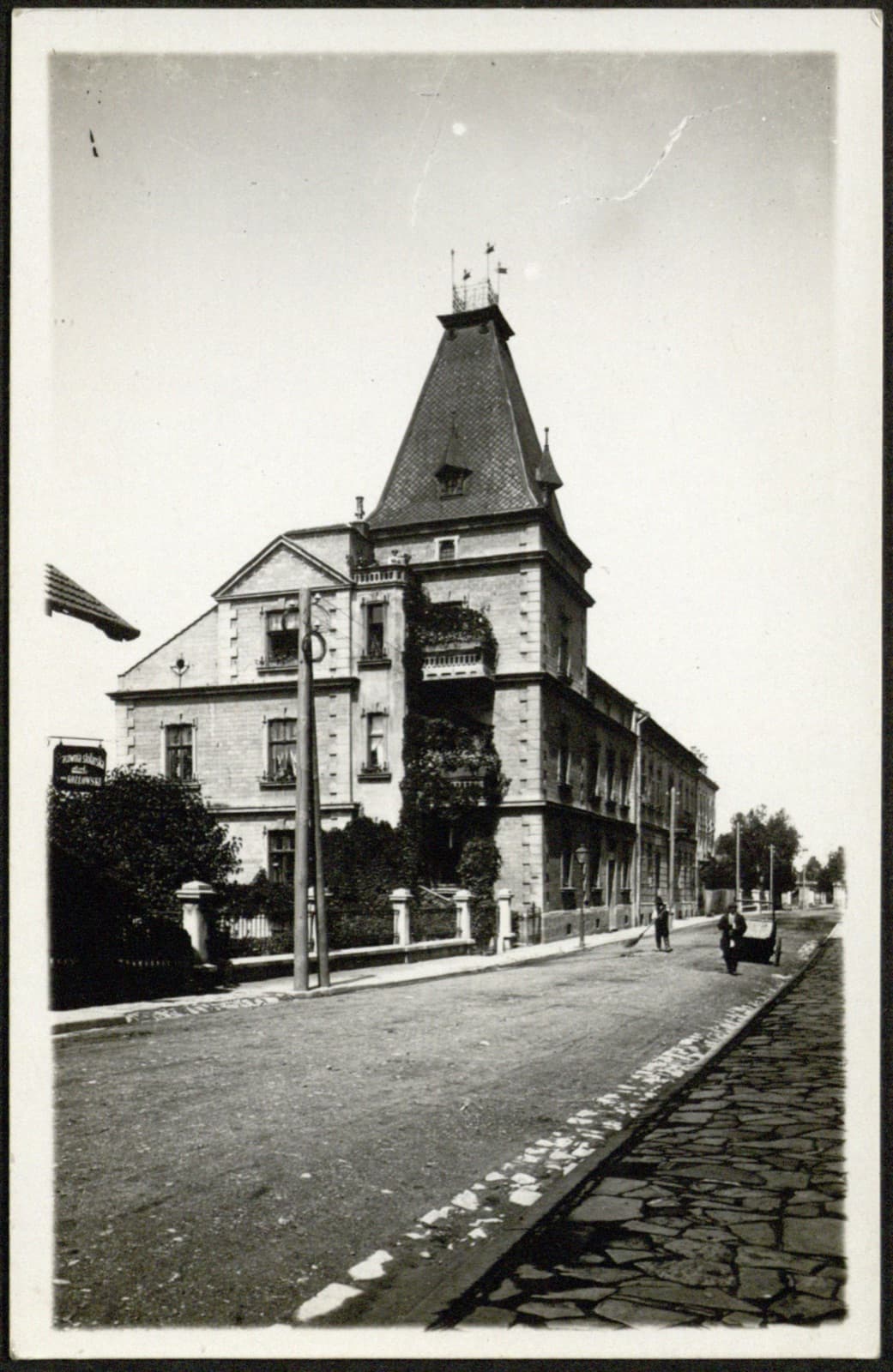Edward Janusz (Rzeszów) – okazały narożny gmach/willa z wieżowym dachem (château), pocztówka fotograficzna