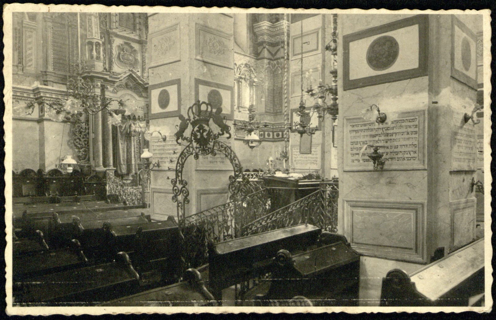 Edward Janusz (Rzeszów) – WNĘTRZE SYNAGOGI (bima z koroną, tablice pamiątkowe), pocztówka fotograficzna [judaika – rzadkość]