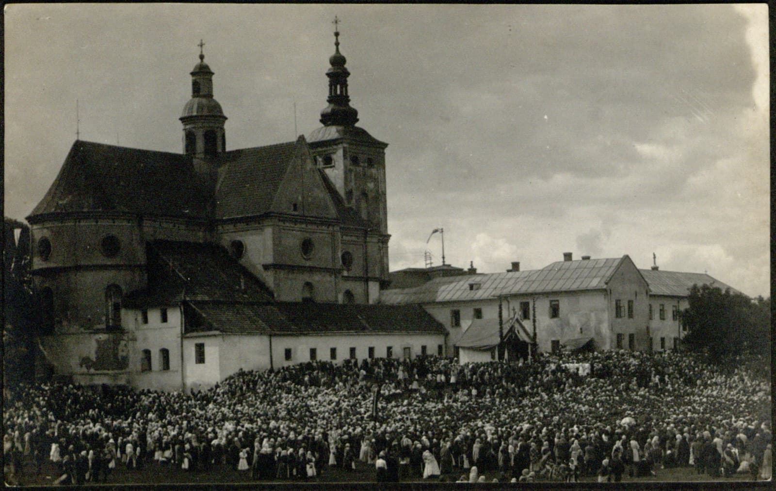 Edward Janusz (Rzeszów) – uroczystość religijna przed kościołem oo. Bernardynów, międzywojnie