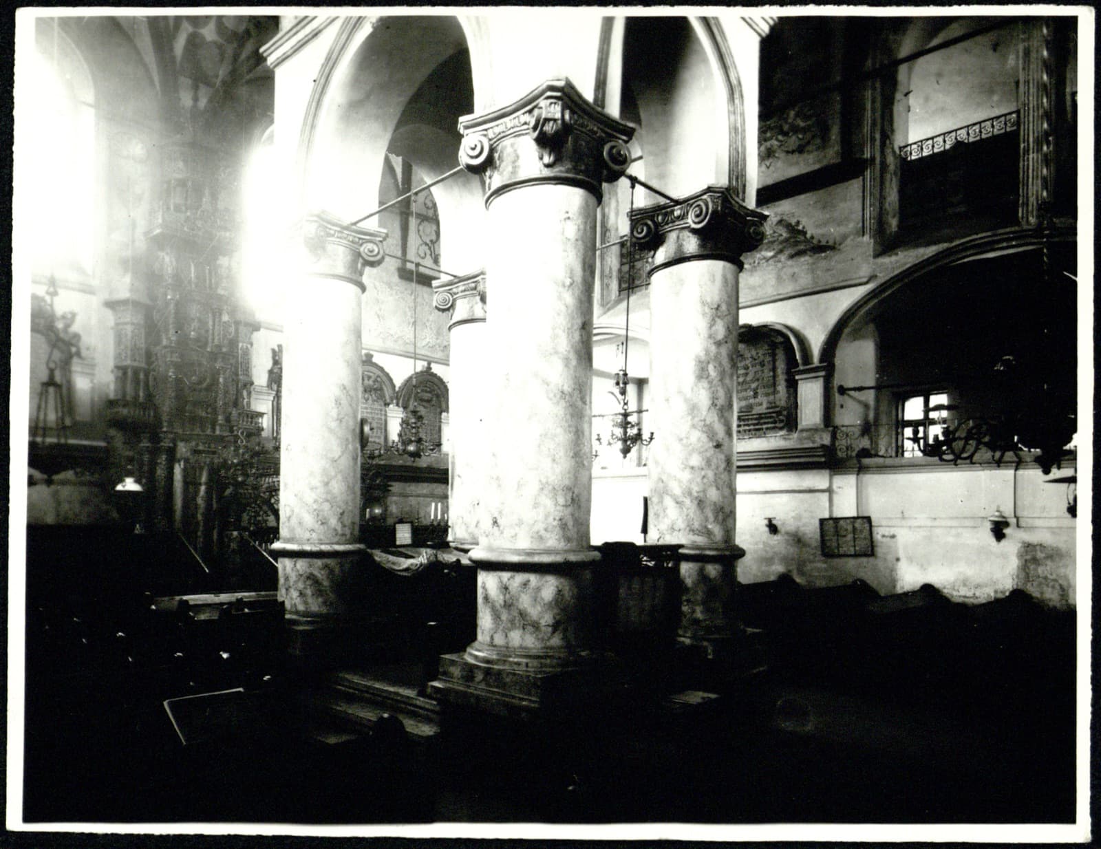Edward Janusz (Rzeszów) – WNĘTRZE SYNAGOGI (czterofilarowa bima, aron ha-kodesz), fotografia [judaika – rzadkość]