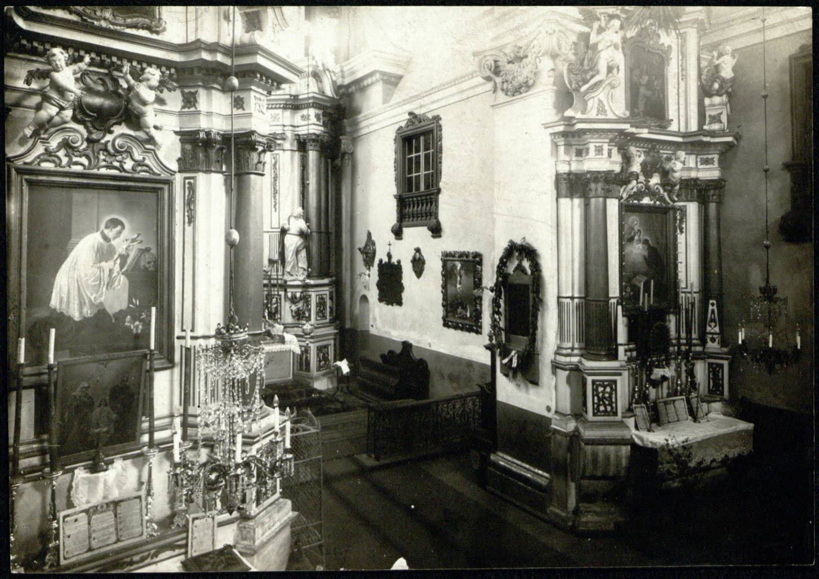 Edward Janusz (Rzeszów) – wnętrze kościoła (barokowe ołtarze boczne, obraz z klęczącym świętym), fotografia [wnętrze sakralne]