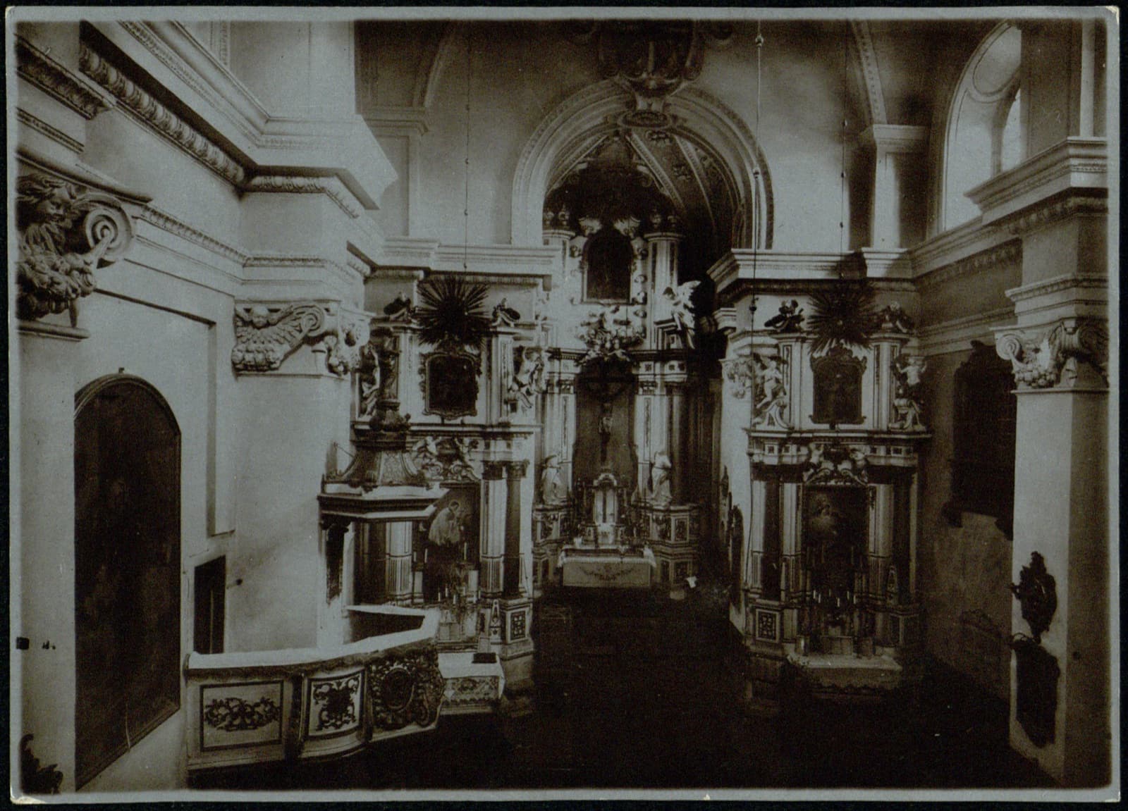 Edward Janusz (Rzeszów) – wnętrze kościoła, widok ku ołtarzowi głównemu z krucyfiksem, fotografia [wnętrze sakralne]