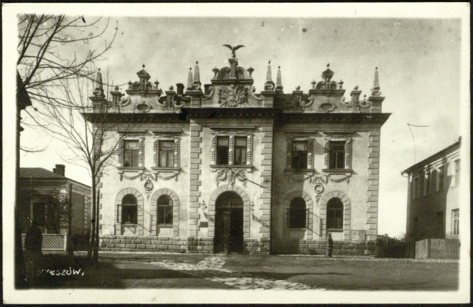Edward Janusz (Rzeszów) – reprezentacyjny gmach publiczny (prawdopodobnie Dom „Sokoła”), pocztówka fotograficzna [pieczątka atelier], widok miasta