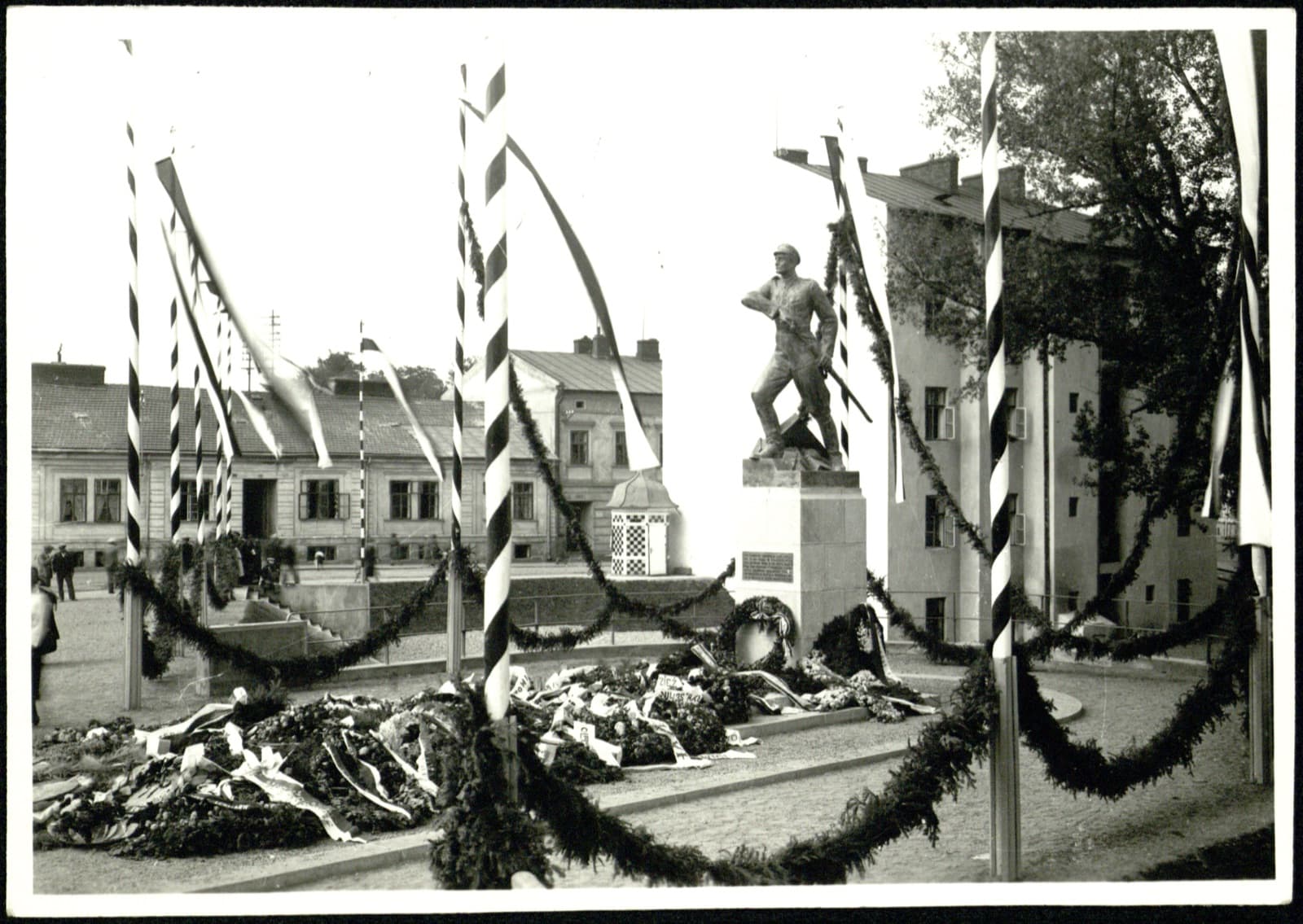 Edward Janusz (Rzeszów) – POMNIK płk. Leopolda Lisa-Kuli (odsłonięcie 1932, dłuta E. Wittiga), pocztówka fotograficzna [militaria – pomnik nieistniejący]
