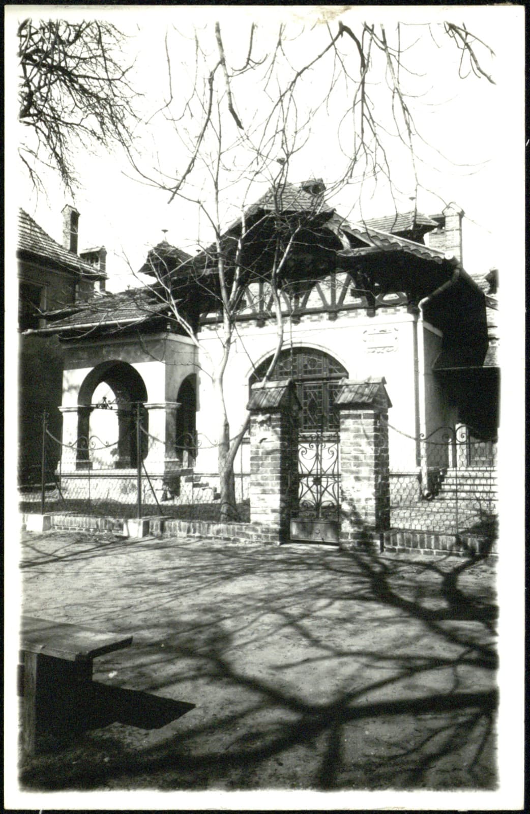 Edward Janusz (Rzeszów) – elegancka willa z ozdobną bramą kutą i arkadową altaną, pocztówka fotograficzna [architektura rezydencjonalna]