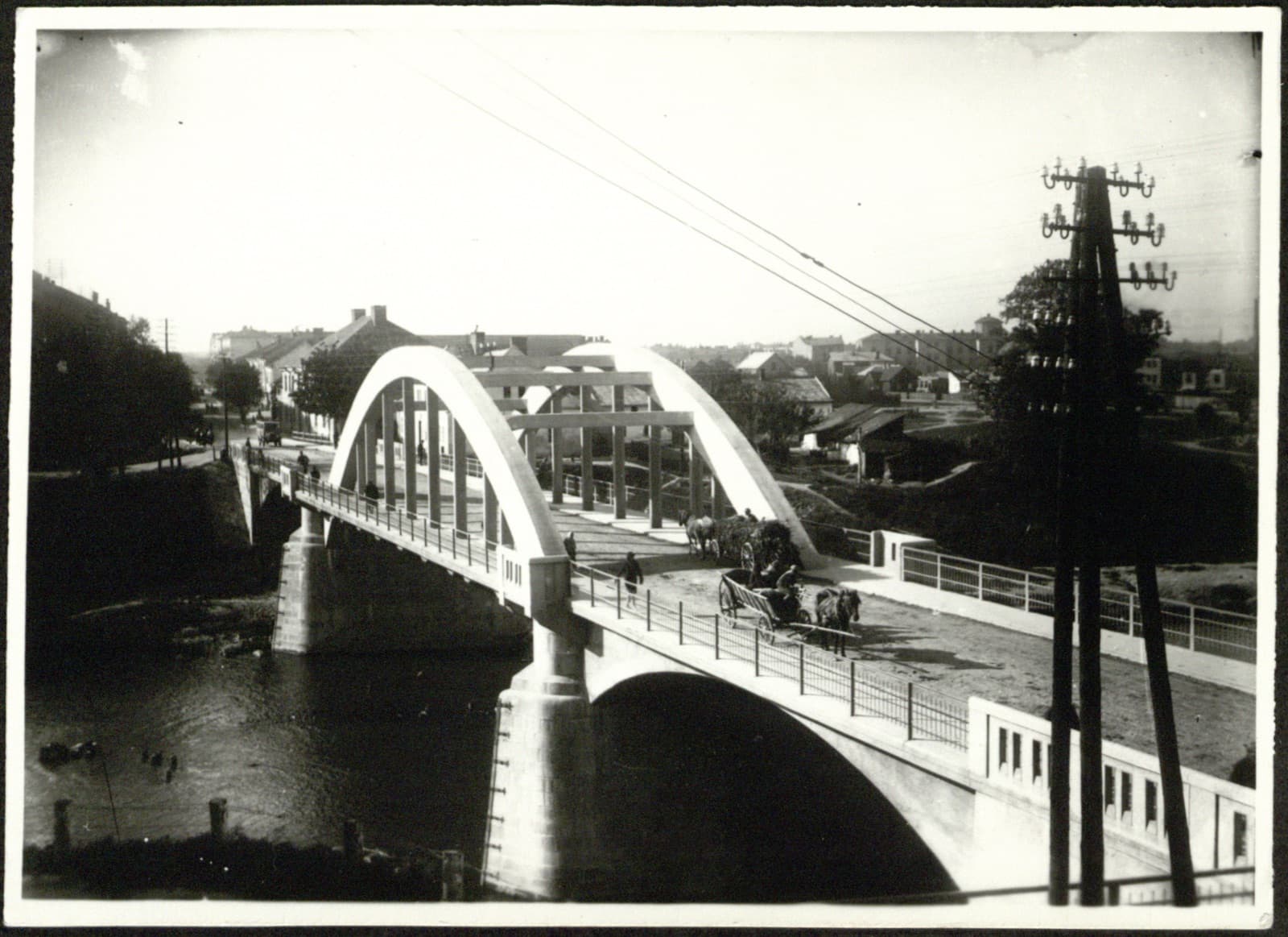 Edward Janusz (Rzeszów) – żelbetowy most łukowy nad rzeką (widok miasta z furmanką), fotografia [architektura/inżynieria, międzywojnie]