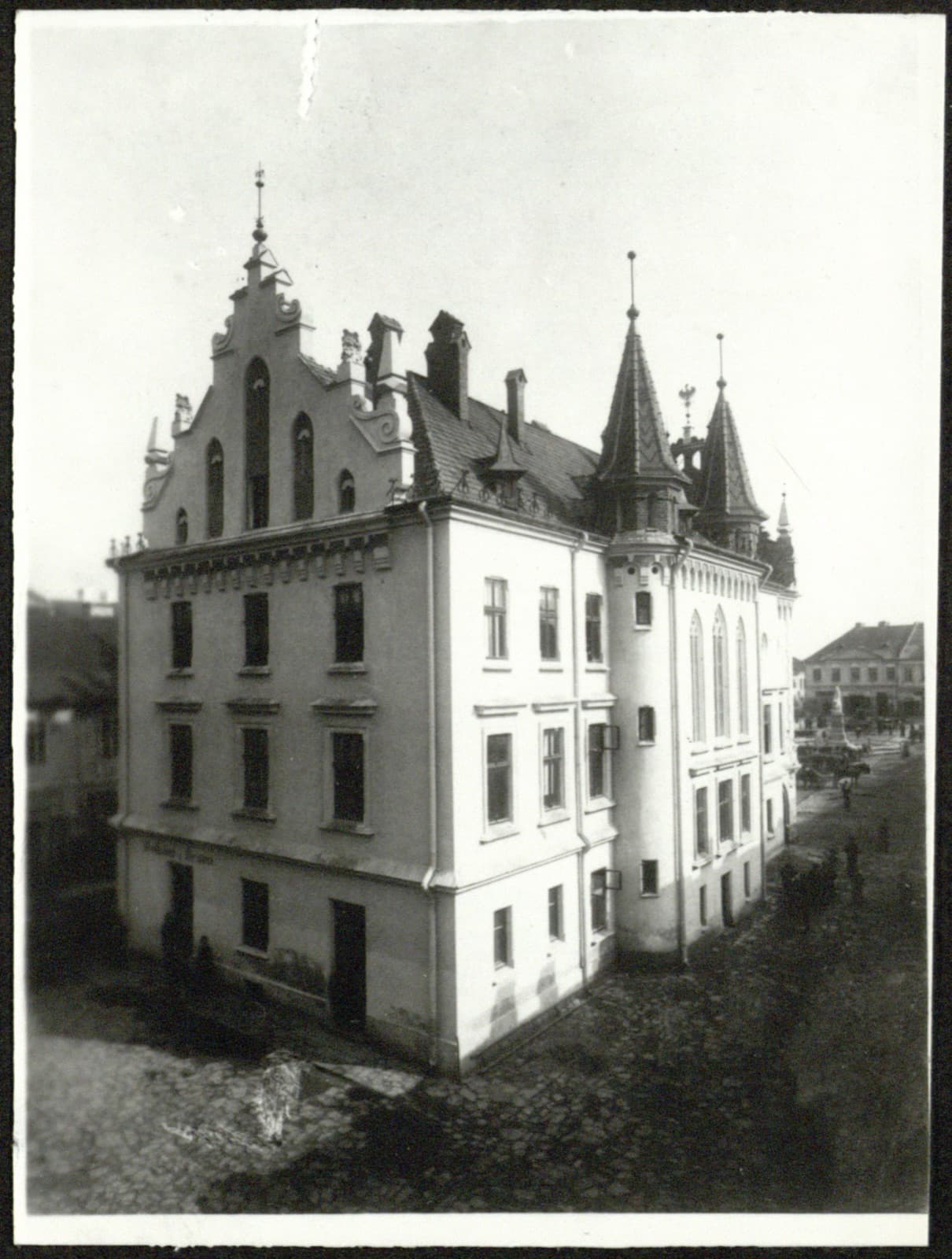 Edward Janusz (Rzeszów) – okazały gmach neogotycko-eklektyczny (schodkowy szczyt, wieżyczki, orzeł), widok miasta, fotografia