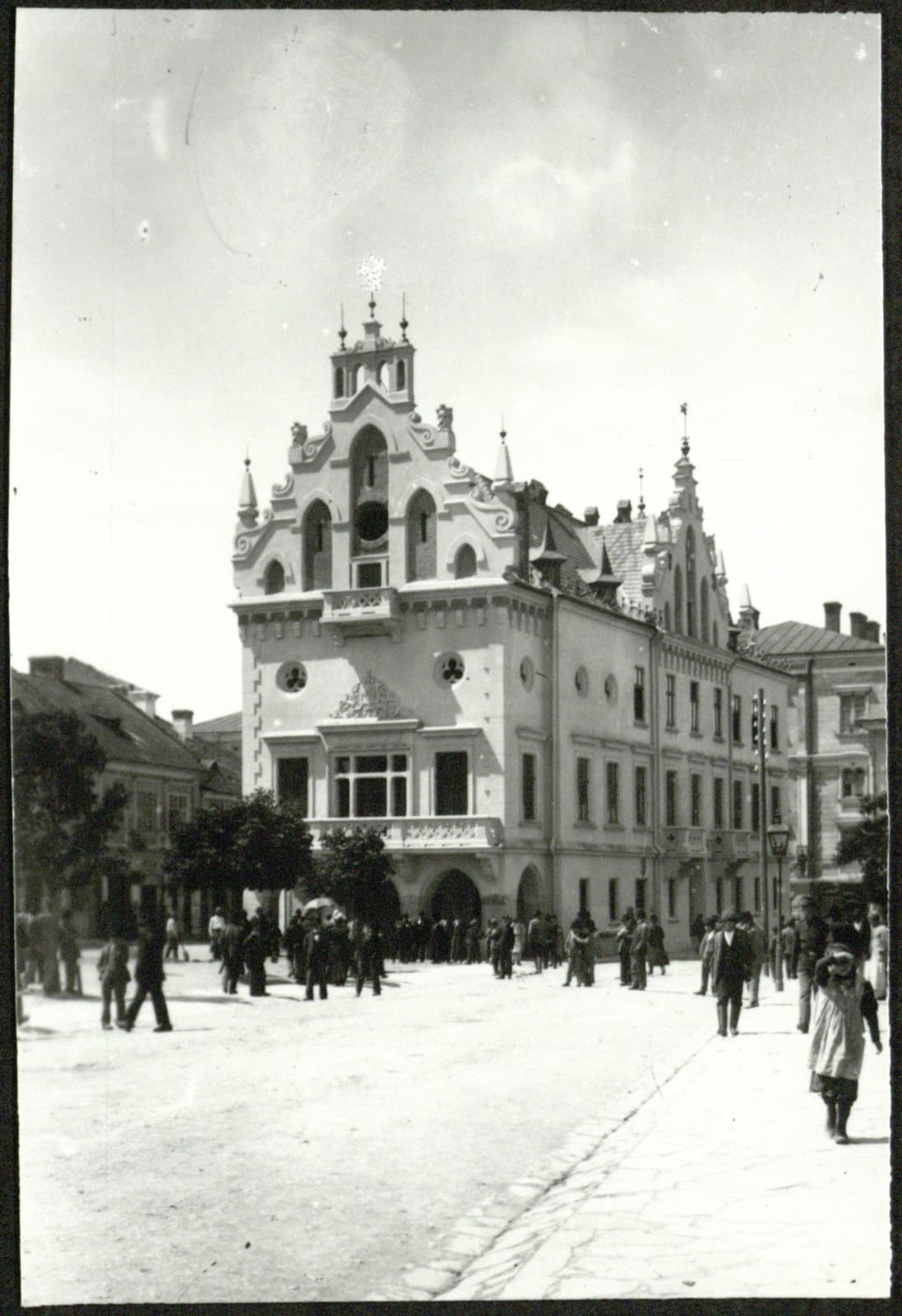 Edward Janusz, Rzeszów – ratusz (elewacja wschodnia) ze sceną rynkową, po 1898