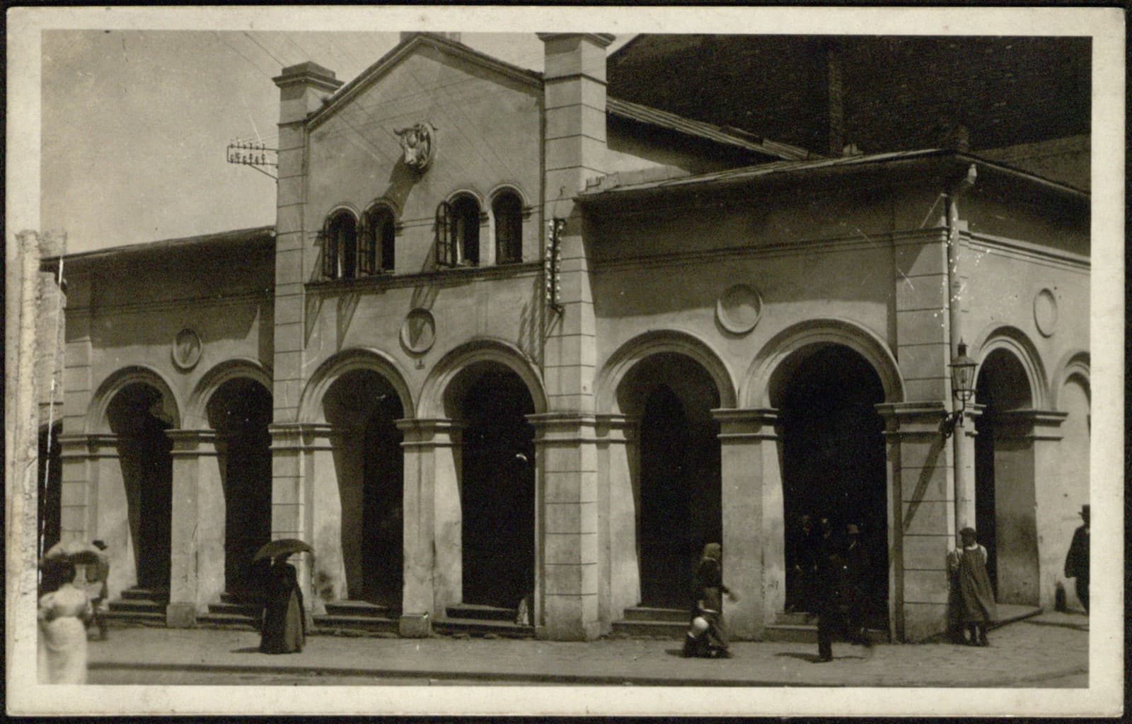 Edward Janusz (Rzeszów) – DAWNE JATKI / RZEŹNIA z rzeźbą głowy byka i arkadami (obiekt nieistniejący), pocztówka fotograficzna [scena rodzajowa – architektura]