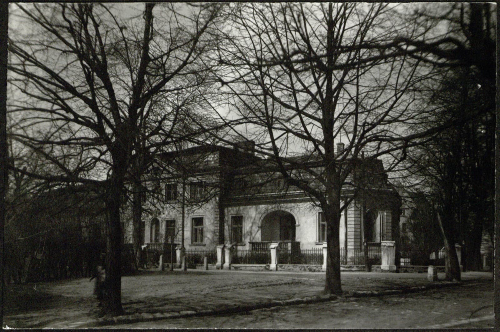 Edward Janusz (Rzeszów) – rezydencja/willa z arkadowym wejściem wśród drzew (nastrojowe ujęcie), fotografia [architektura]