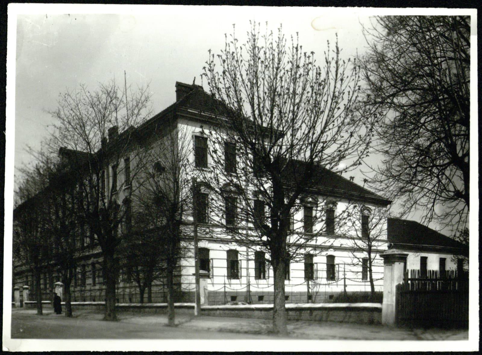 Edward Janusz (Rzeszów) – narożny gmach (szkoła/instytucja?) za parkanem, ujęcie zimowe, fotografia [architektura]