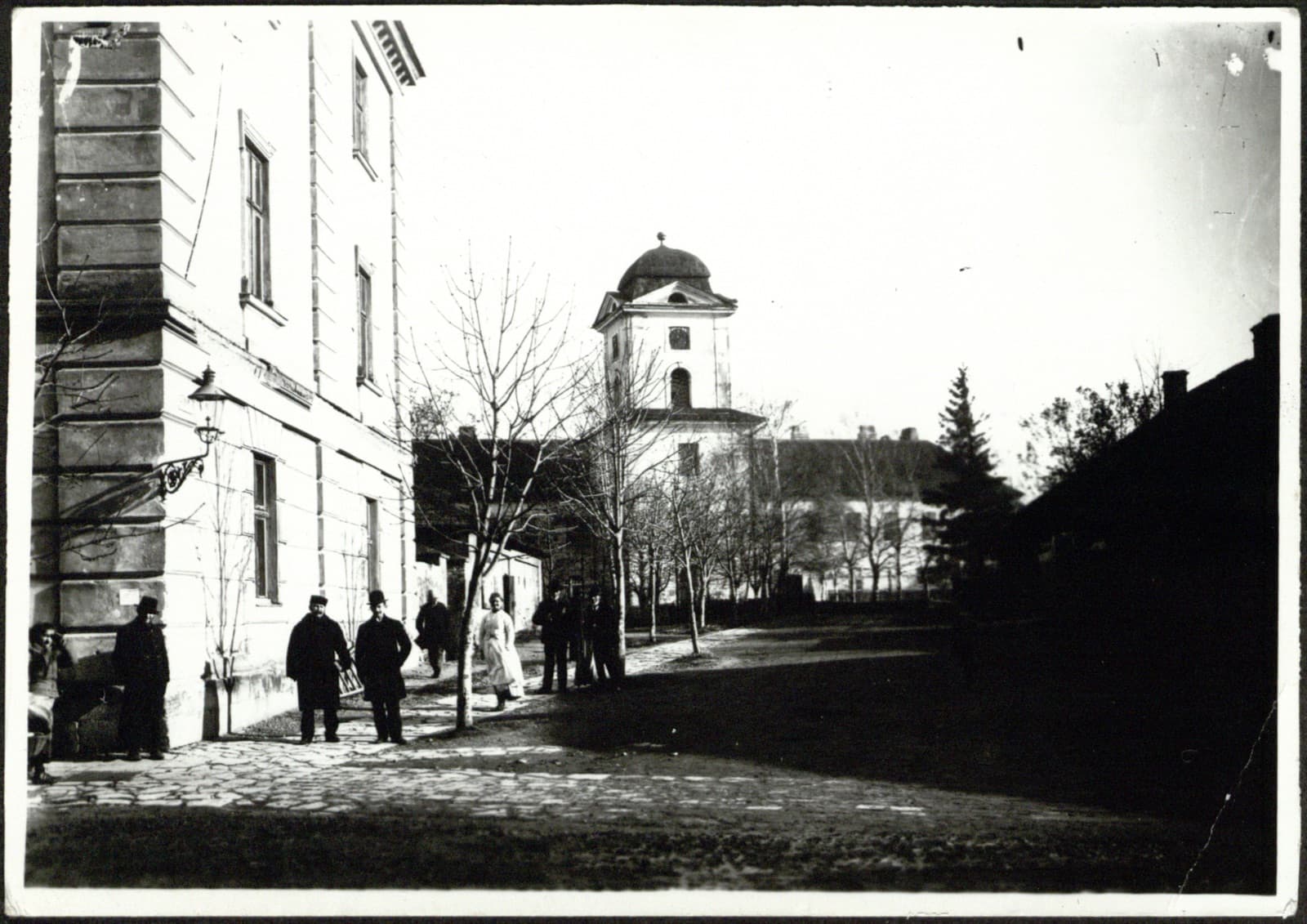 Edward Janusz (Rzeszów) – ulica z widokiem na kopułę kościoła (scena rodzajowa z przechodniami), fotografia [widok miasta]