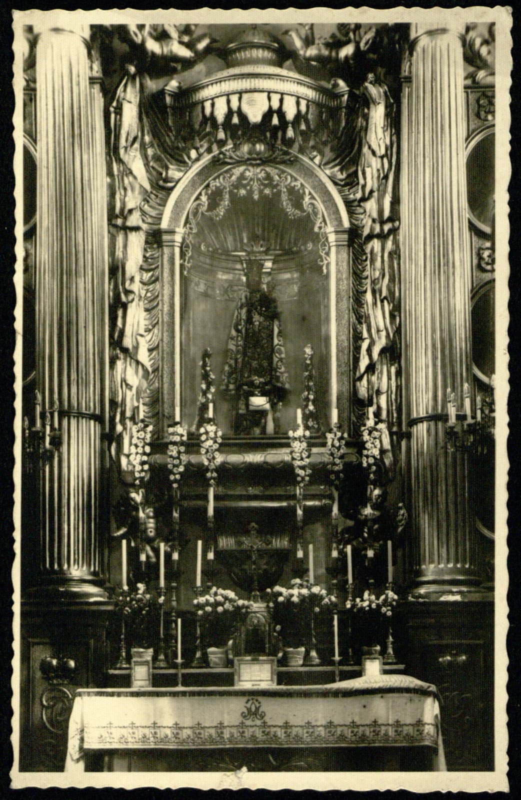 Edward Janusz (Rzeszów) – barokowy ołtarz z łaskami słynącą (ubraną) figurą, pocztówka fotograficzna [pieczątka atelier; wnętrze sakralne]