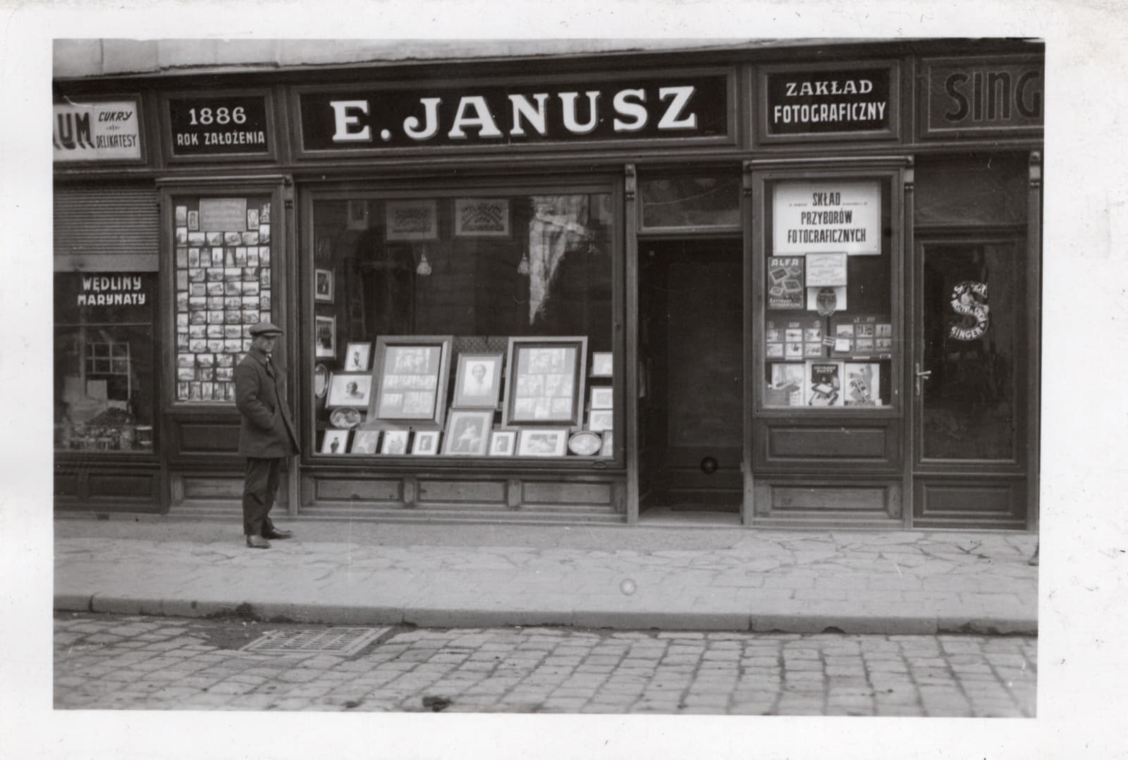 Edward Janusz (Rzeszów) – WITRYNA ZAKŁADU FOTOGRAFICZNEGO E. JANUSZ (szyld „1886 rok założenia”), fotografia [ikoniczna – sam atelier]