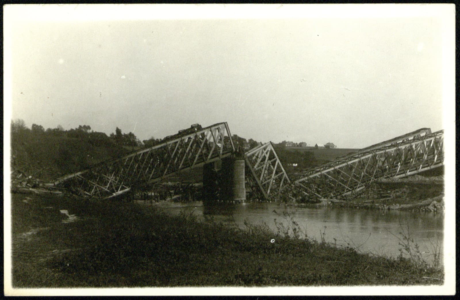 Edward Janusz (Rzeszów) – zniszczony żelazny most na Wisłoku (prawdop. 1915, I wojna św.), pocztówka fotograficzna