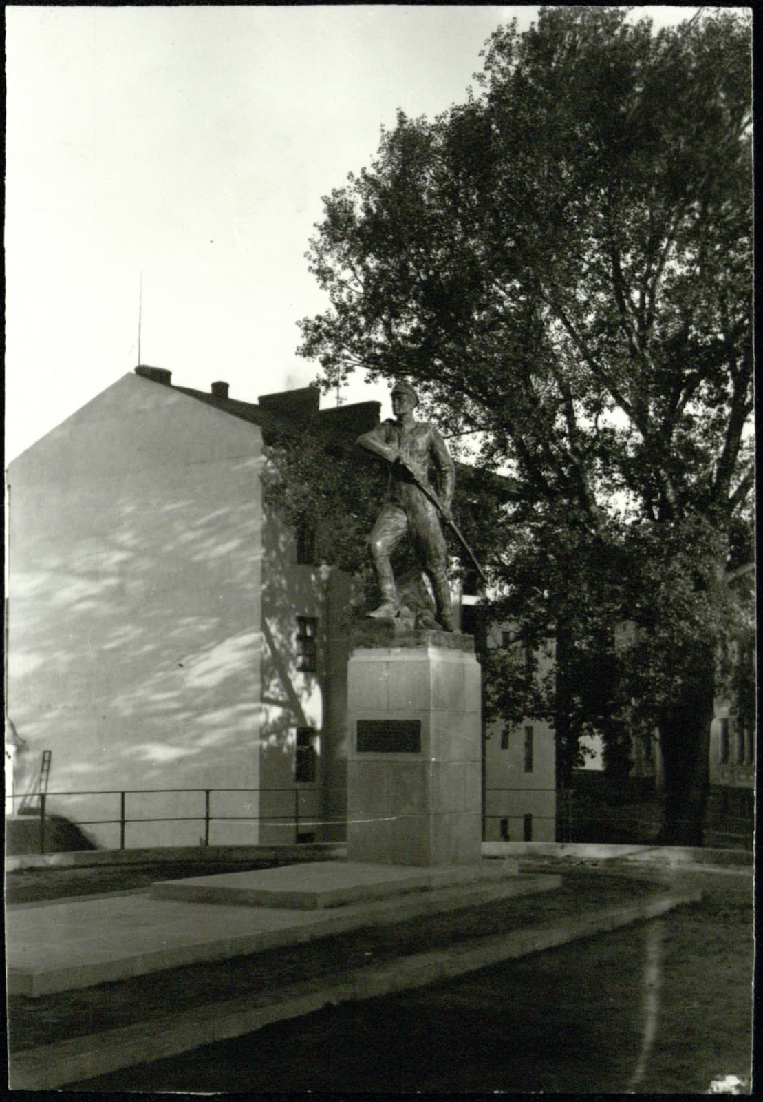 Edward Janusz (Rzeszów) – pomnik płk. Leopolda Lisa-Kuli (odsł. 1932, dłuta E. Wittiga)