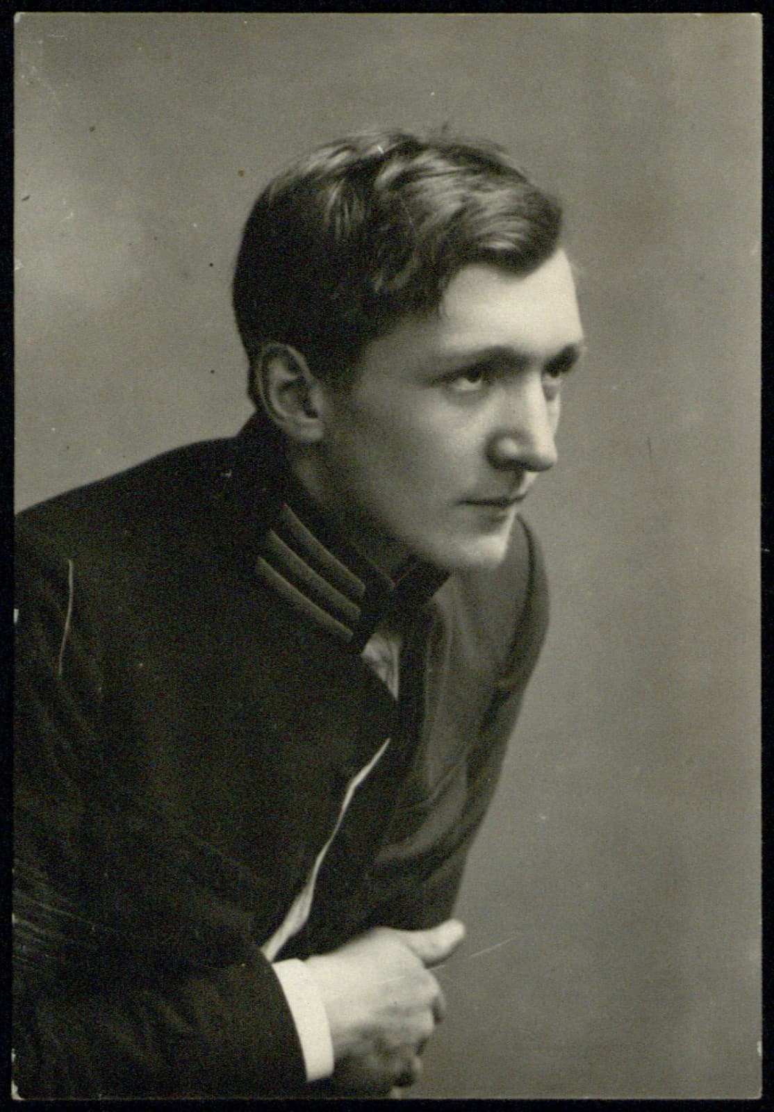 Edward Janusz (Rzeszów) – artystyczny portret młodego mężczyzny (ujęcie profilowe) w ciemnej kurtce z wypustkami (archiwum rodziny Januszów), fotografia