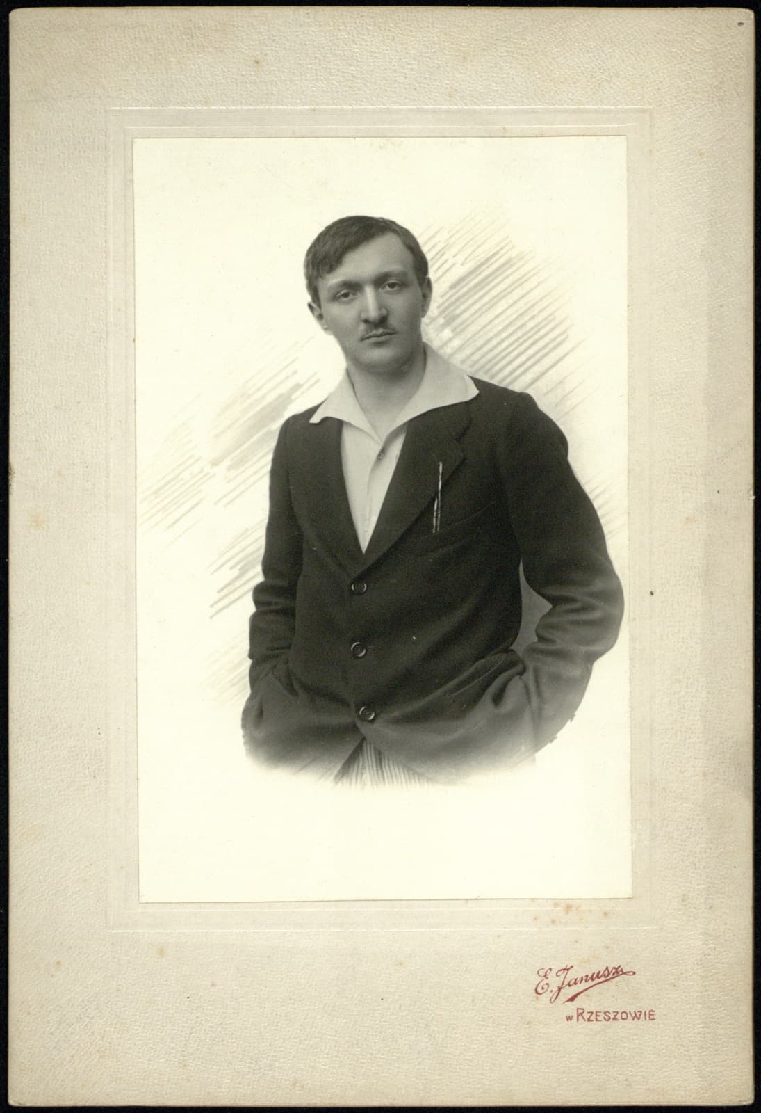 Edward Janusz (Rzeszów) – portret młodego mężczyzny w marynarce i rozpiętej koszuli (archiwum rodziny Januszów), fotografia gabinetowa