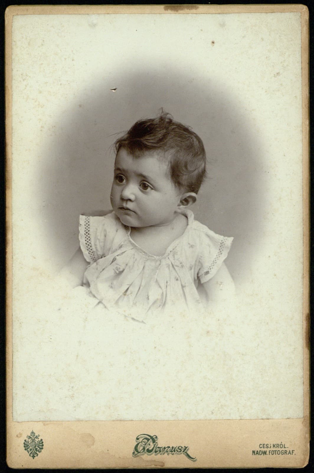 Edward Janusz (Rzeszów) – portret niemowlęcia w owalnej winiecie (album rodzinny Januszów), fotografia gabinetowa