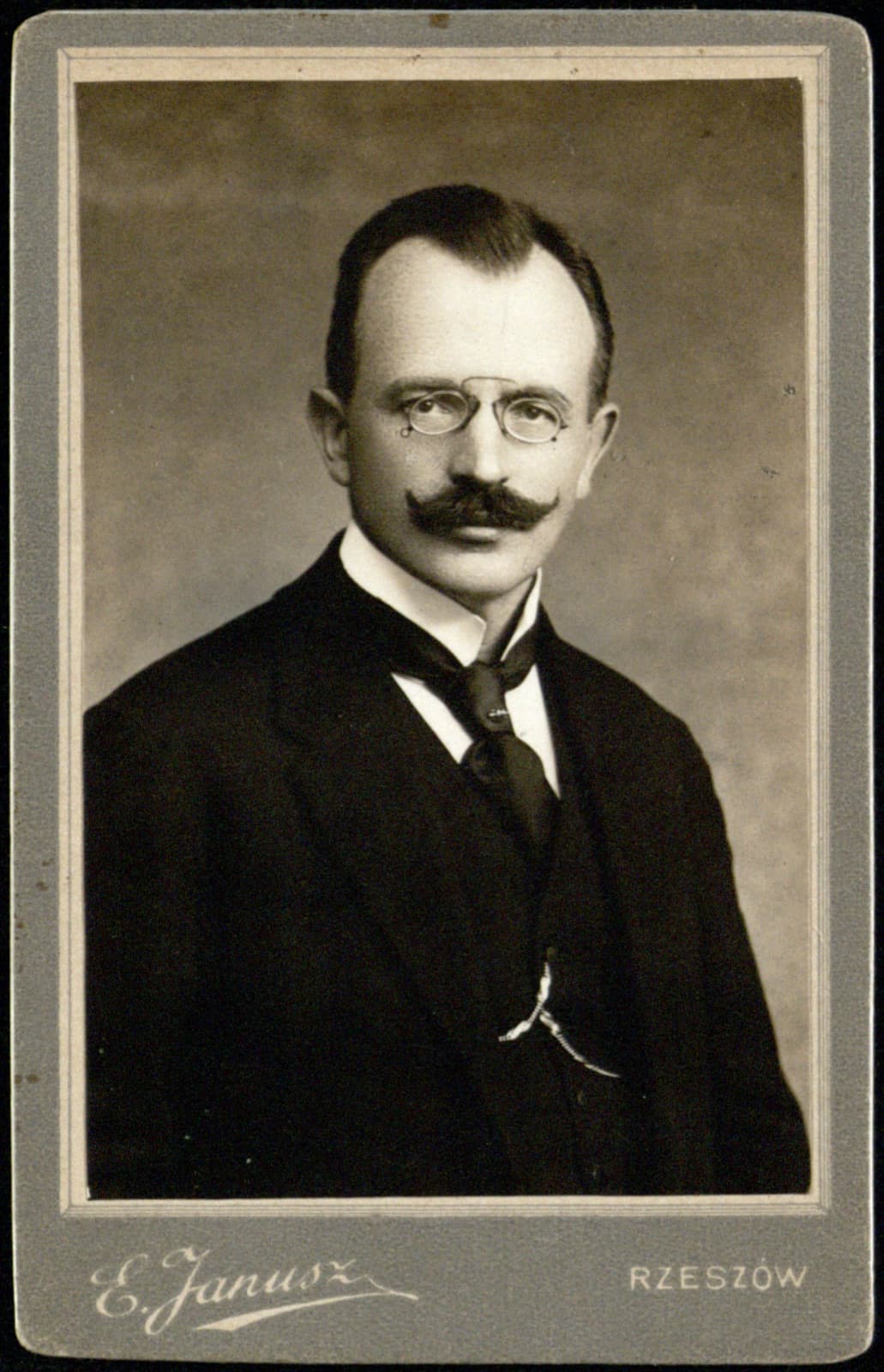 Edward Janusz (Rzeszów) – portret mężczyzny w binoklach i z wąsem, z r. 1919 (album rodzinny Januszów), fotografia gabinetowa