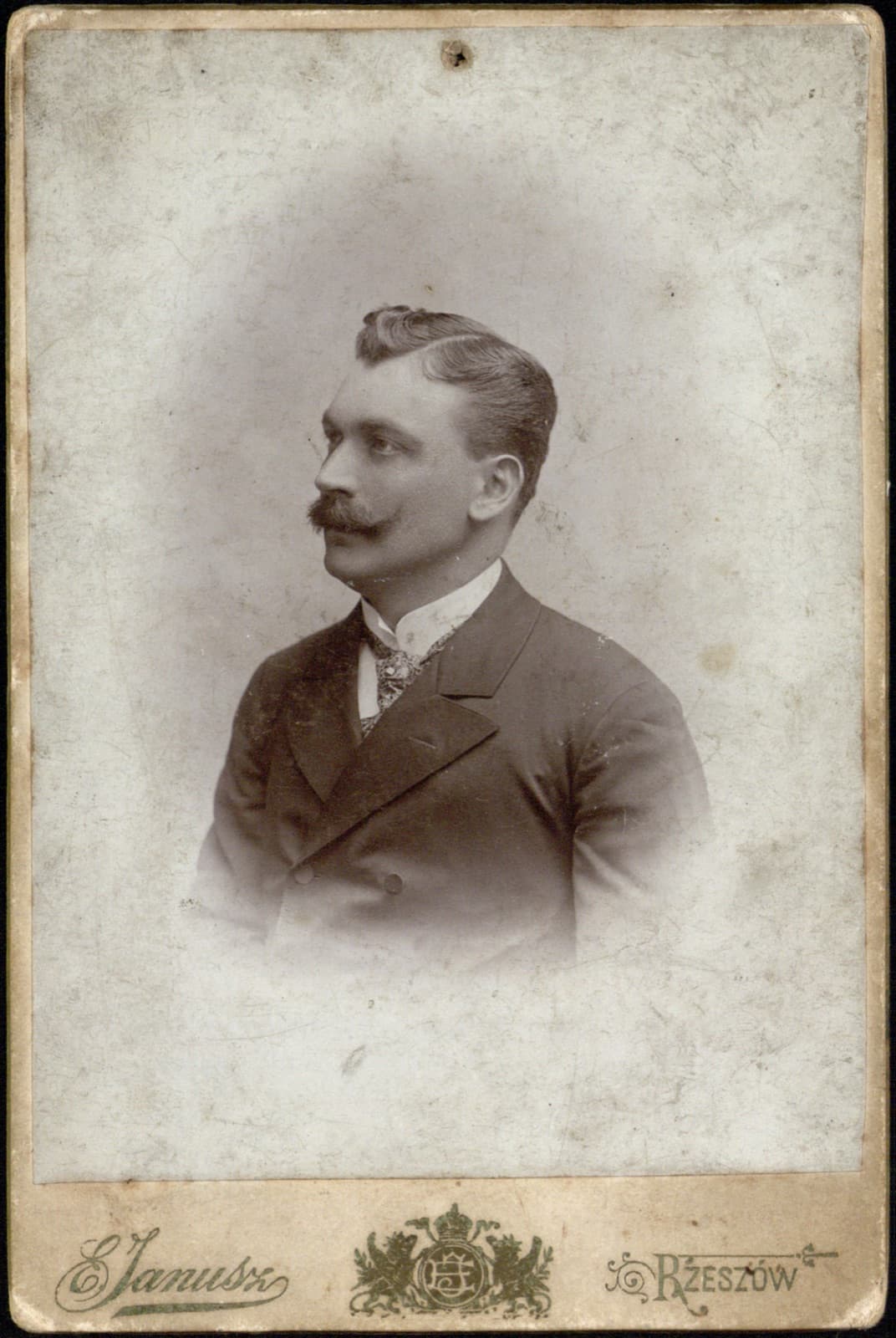 Edward Janusz (Rzeszów) – portret mężczyzny z wąsem w ujęciu profilowym (album rodzinny Januszów; wczesny nakład – ul. Sandomierska), fotografia gabinetowa