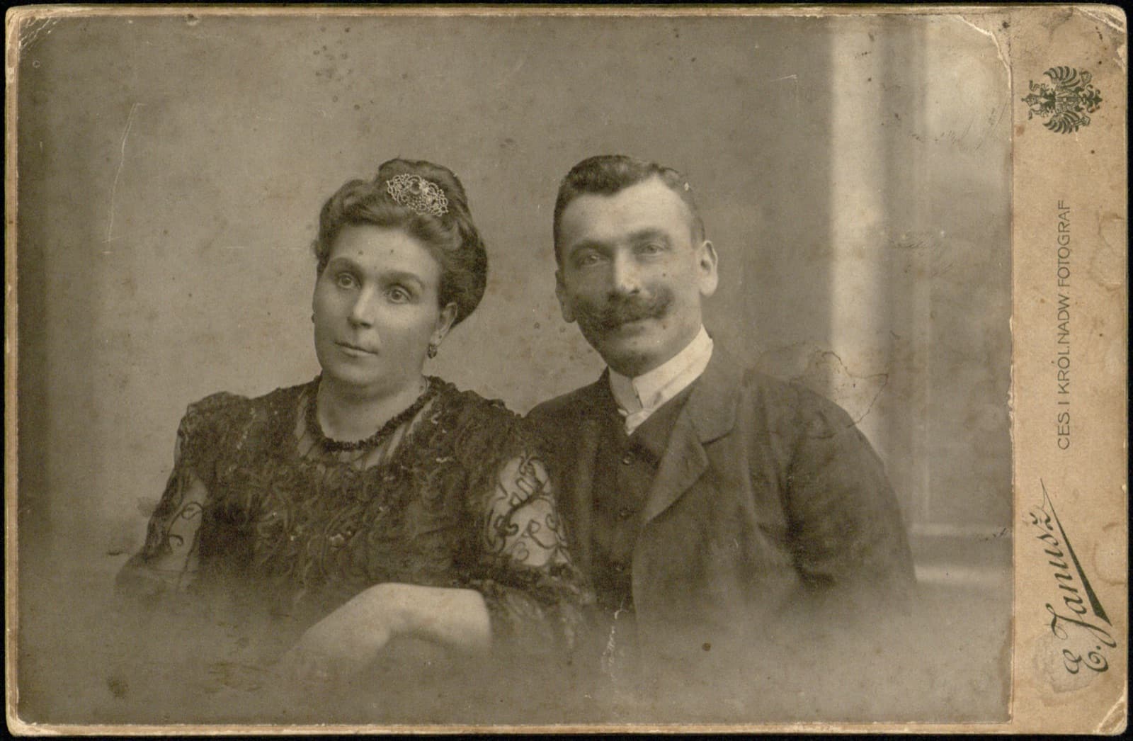 Edward Janusz (Rzeszów) – portret pary (małżeństwo?) (album rodzinny Januszów), fotografia gabinetowa