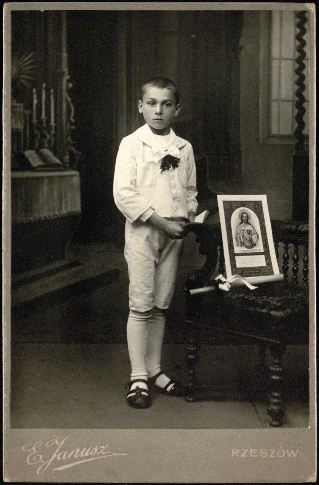 Edward Janusz, Rzeszów – portret komunijny chłopca (z obrazem Serca Jezusowego)