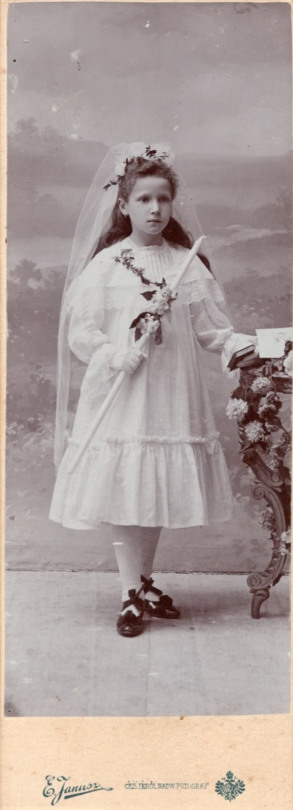 Edward Janusz, Rzeszów – portret komunijny dziewczynki (ze świecą)