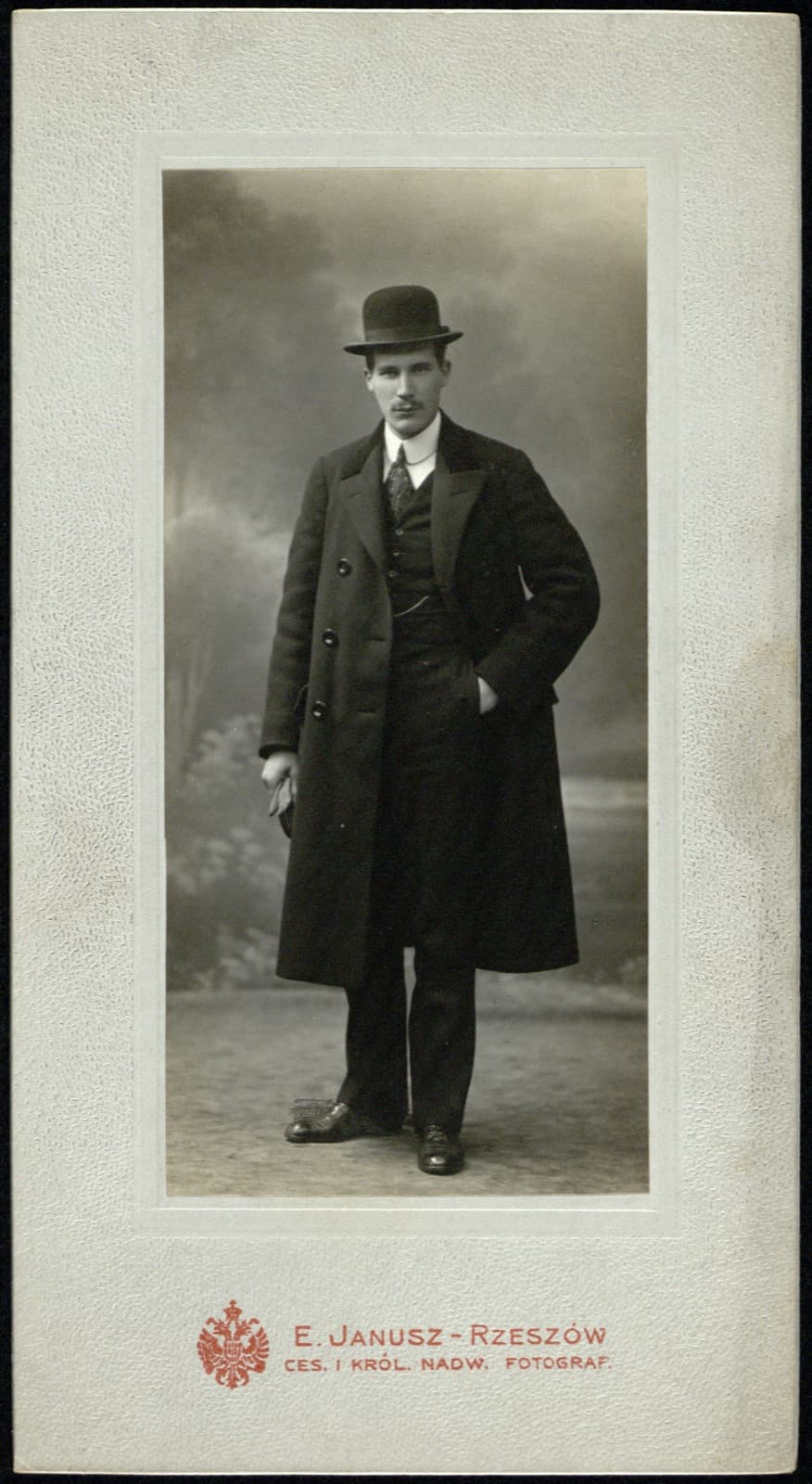 Edward Janusz (Rzeszów) – portret całopostaciowy młodego mężczyzny w meloniku i palcie – syn Edwarda Janusza (wg przekazu rodzinnego), fotografia gabinetowa