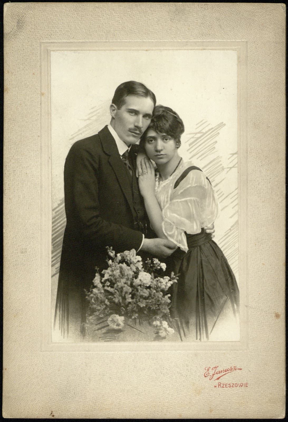 Edward Janusz (Rzeszów) – portret pary (narzeczeni?) z bukietem, fotografia gabinetowa [scena rodzajowa]