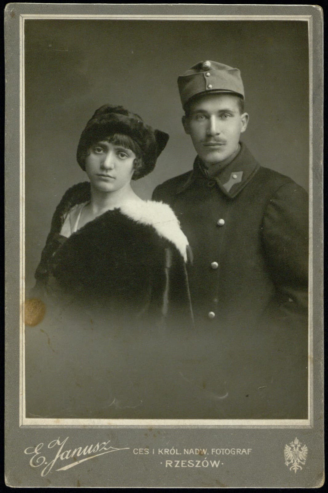 Edward Janusz (Rzeszów) – portret pary: żołnierz w mundurze austro-węgierskim i elegancka kobieta w futrze (archiwum rodziny Januszów), fotografia gabinetowa [militaria / I wojna]