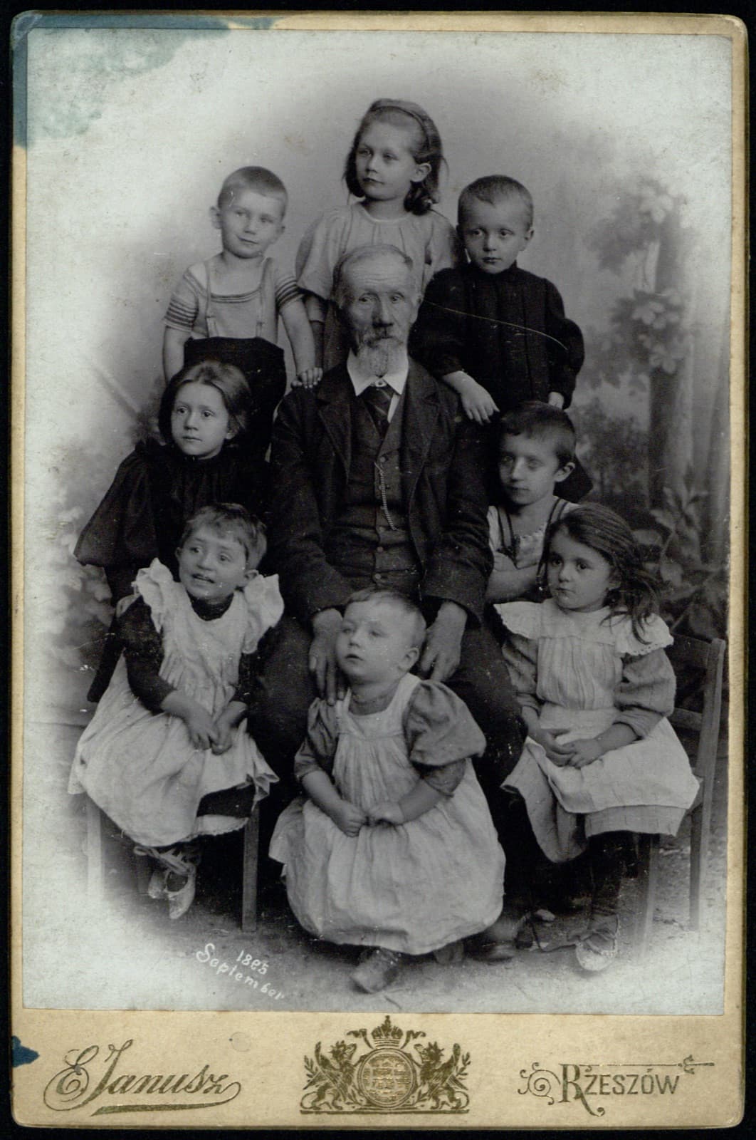 Edward Janusz (Rzeszów) – rodzinny portret grupowy: sędziwy mężczyzna z dziewięciorgiem dzieci, wrzesień 1895 (archiwum rodziny Januszów), fotografia gabinetowa