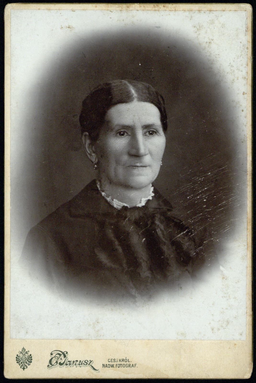 Edward Janusz (Rzeszów) – portret starszej kobiety w owalnej winiecie (archiwum rodziny Januszów), fotografia gabinetowa