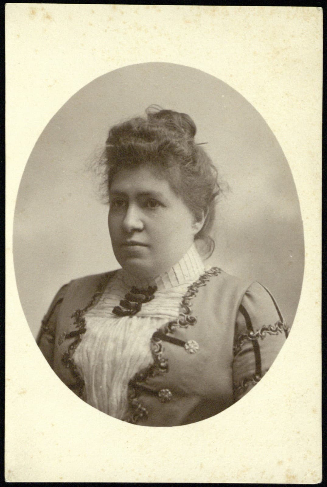 Edward Janusz (Rzeszów) – LEOPOLDYNA JANUSZ z d. Krause, żona fotografa (prowadziła zakład po 1914; wg przekazu rodzinnego), portret [rodzina Januszów]